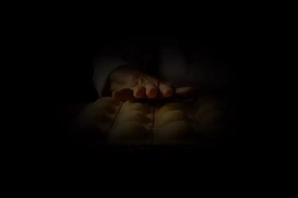 Las manos del chef acomodando raviolis recién cortados sobre la tabla enharinada